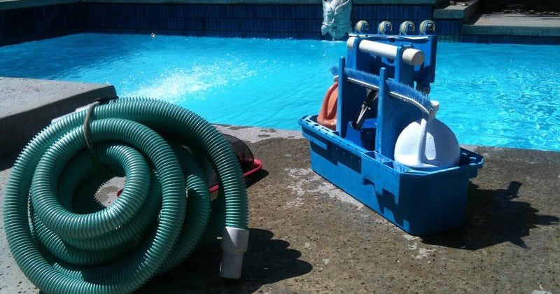 Air dans la pompe piscine : causes, symptômes et solutions simples