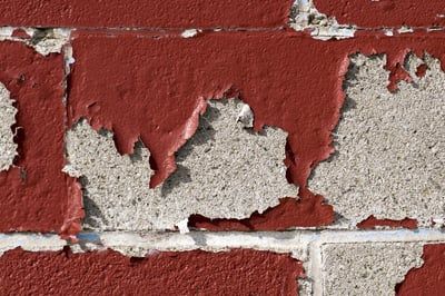Comment reboucher un trou dans un parpaing : guide complet 2026